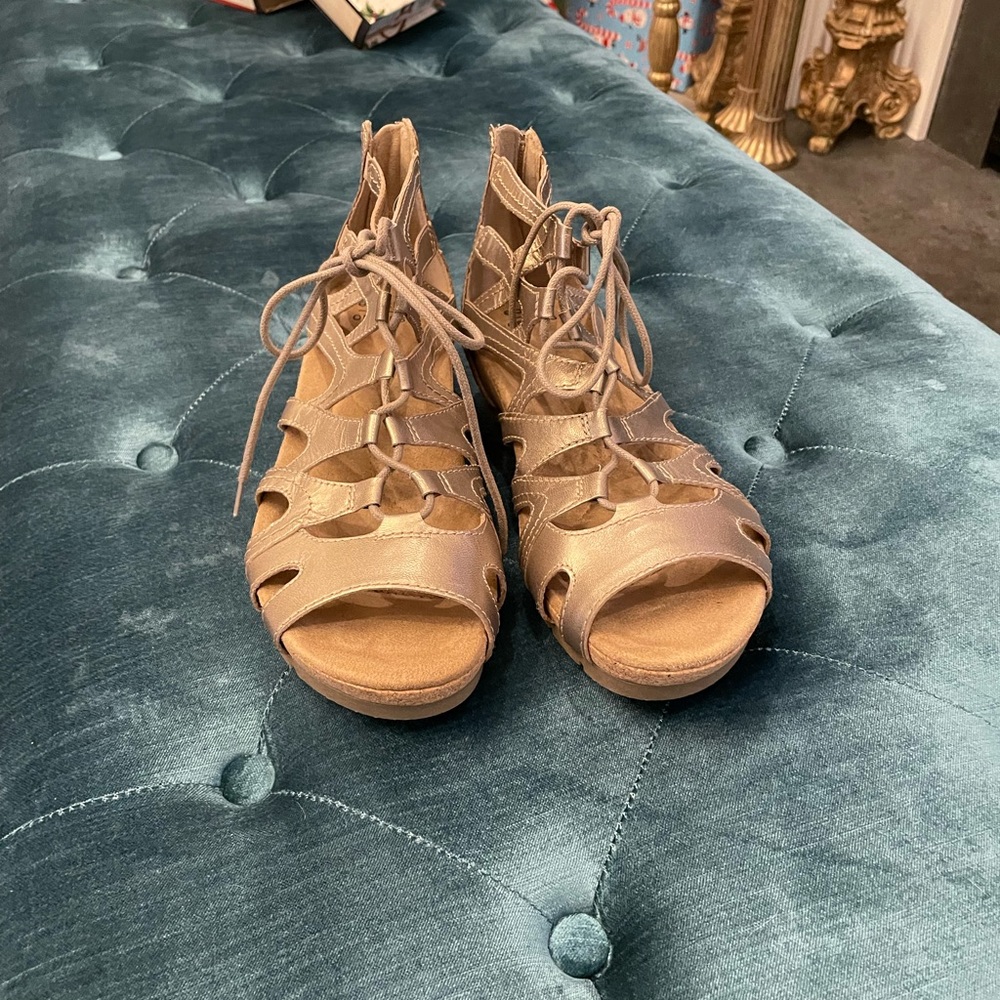 Earth Kendra Kamila gladiator sandals size 10